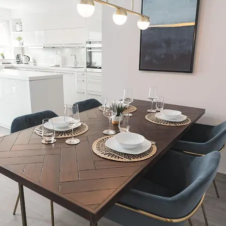 Deluxe 2 Schlafzimmer - Aufzug - Kostenlos Parken - Balkon - Messe Flughafen *