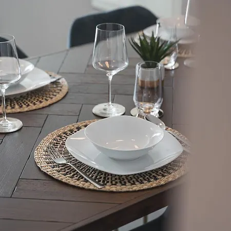 Deluxe 2 Schlafzimmer - Aufzug - Kostenlos Parken - Balkon - Messe Flughafen Apartment Leinfelden-Echterdingen