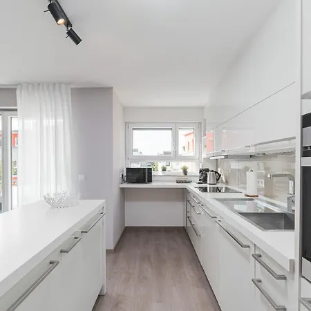 Deluxe 2 Schlafzimmer - Aufzug - Kostenlos Parken - Balkon - Messe Flughafen *